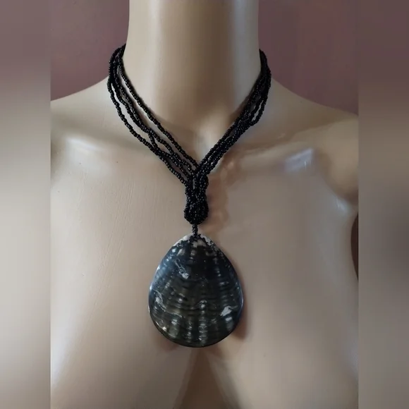 Beautiful women's black shell and bead necklace - Picture 1 of 3